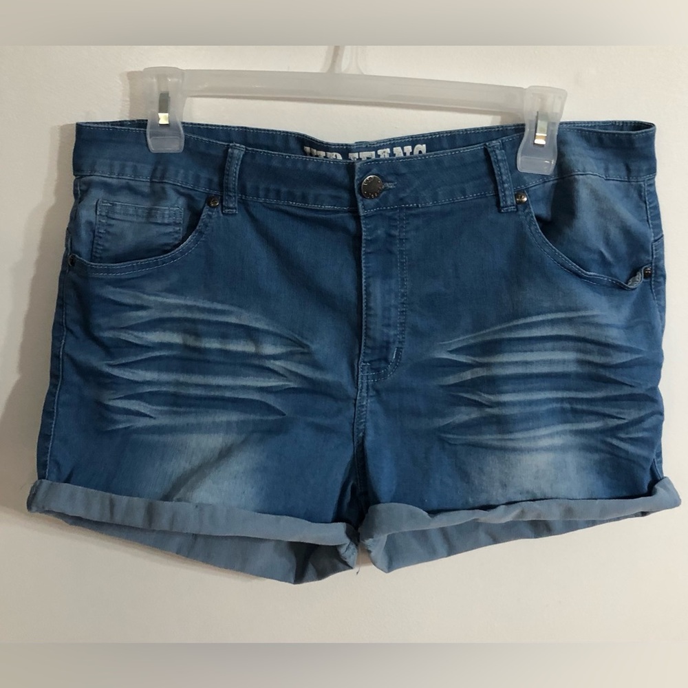 VIP Jeans women’s short jeans five embroidered pockets front zip up blue. 23/24